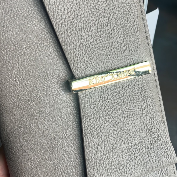 New with tags Betsey Johnson Cream Colored Zip Around Wallet Wristlet - Picture 2 of 10